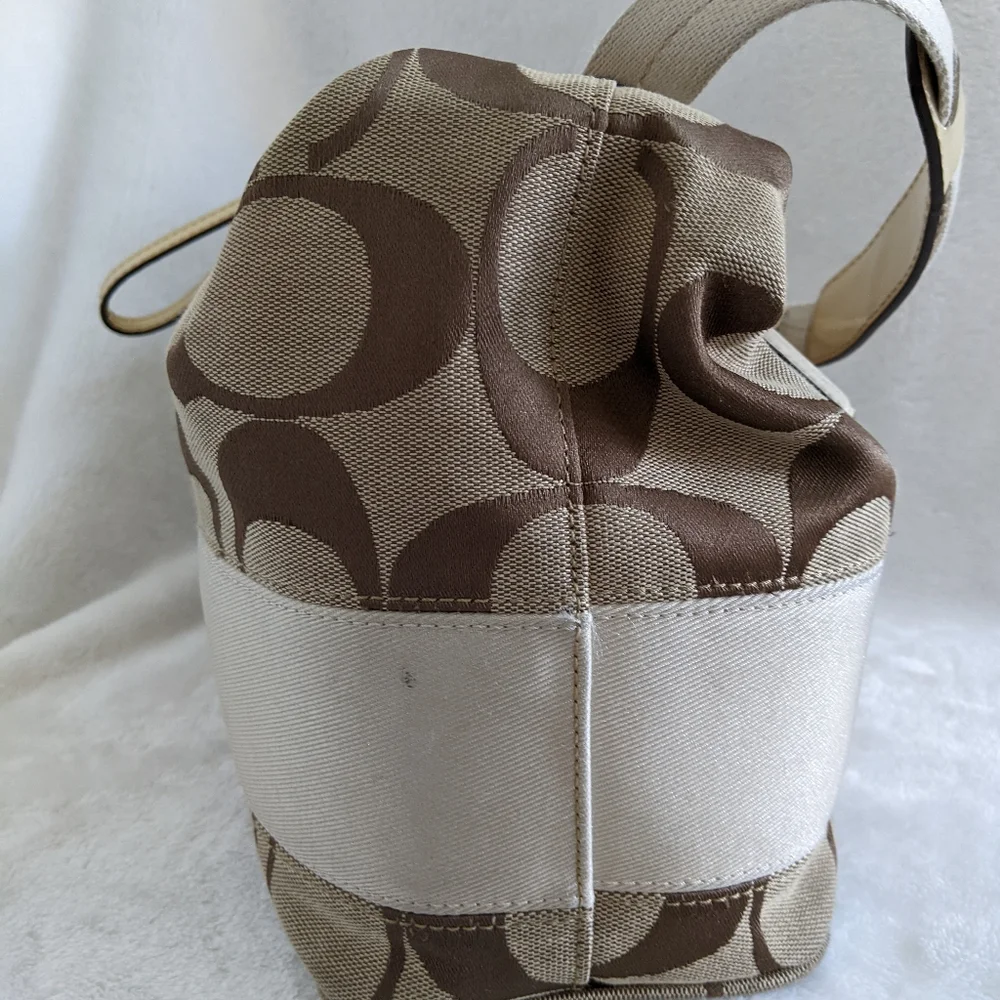 Coach Signature Hand bag - Picture 6 of 16